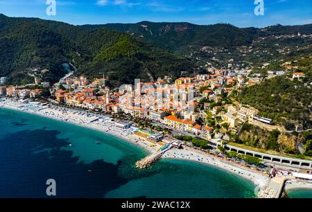 Vista aerea di Noli sulla Riviera Italiana in provincia di Savona, Liguria, Italia Foto Stock