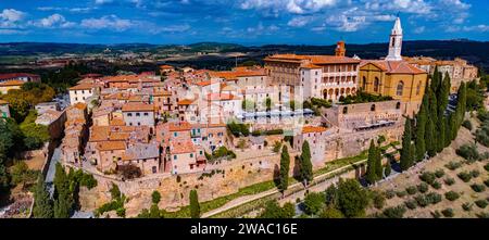 Vista aerea di Pienza, una cittadina della provincia di Siena, Toscana, nella storica regione della Val d'Orcia, Italia. Sito patrimonio dell'umanità dell'UNESCO Foto Stock