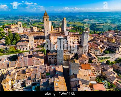 Vista aerea di San Gimignano, una cittadina collinare medievale fortificata nella provincia di Siena, Toscana, Italia Foto Stock