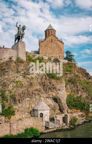 Ammira la chiesa di Metekhi, la statua del re Vakhtang Gorgasali e il fiume Mtkvari nella città vecchia di Tbilisi, in Georgia Foto Stock