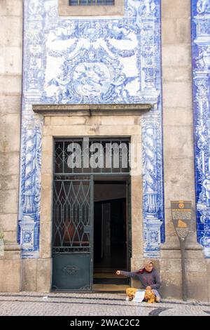 A Porto, Portogallo, il 30 agosto 2023 la Capela das Almas, piccola cappella vicino al centro di Rua Santa Catarina Foto Stock