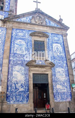 A Porto, Portogallo, il 30 agosto 2023 la Capela das Almas, piccola cappella vicino al centro di Rua Santa Catarina Foto Stock