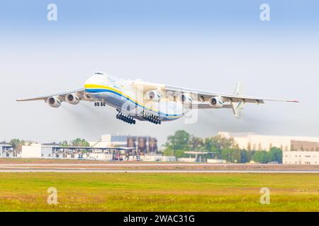 Lipsia - Germania, 8 aprile 2018: Mirya Antonov An 225 dall'Ucraina all'aeroporto di Lipsia Foto Stock