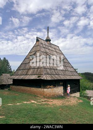 Casa tradizionale in legno nel Museo all'aperto Old Village, Sirogojno, Serbia Foto Stock