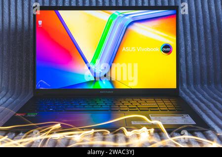 Notebook ASUS Vivobook Pro 15 Blue con display oled dalla parte anteriore, con pittura leggera Foto Stock