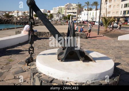 Fuerteventura Spagna porto nave acqua mare segni storia fontana sole vacanze gente del posto arte gru gru gru case progettato casa Foto Stock