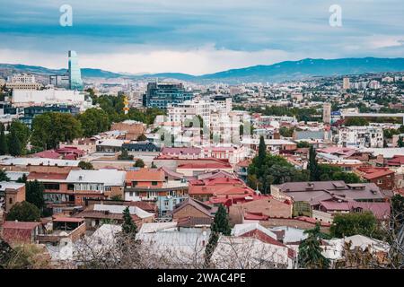 Vista sul grattacielo di vetro dell'hotel Biltmore e sui tetti della città vecchia di Tbilisi, Georgia Foto Stock