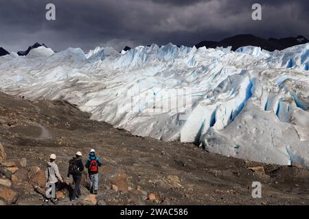 I visitatori camminano verso il ghiacciaio Perito Moreno nel Parco Nazionale Los Glaciares. El Calafate. Provincia di Santa Cruz. Argentina Foto Stock