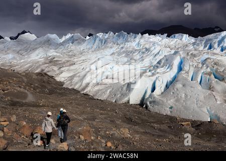 I visitatori camminano verso il ghiacciaio Perito Moreno nel Parco Nazionale Los Glaciares. El Calafate. Provincia di Santa Cruz. Argentina Foto Stock