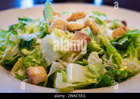Deliziosa insalata Caesar con lattuga, formaggio e crostini da vicino Foto Stock
