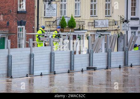 Bewdley, Regno Unito. 3 gennaio 2024. Meteo del Regno Unito: Dopo molti giorni di piogge, si prevede che le acque alluvionali aumenteranno ulteriormente, con persone che già lottano con le condizioni attuali. Per far fronte all'aumento previsto delle acque alluvionali, si stanno erigendo barriere più elevate. Credito: Lee Hudson/Alamy Live News Foto Stock