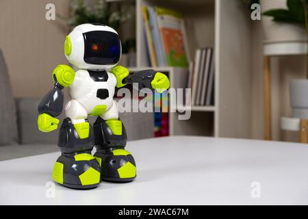 Robot è un giocattolo elettrico per bambini. Giocattoli educativi moderni per bambini Foto Stock