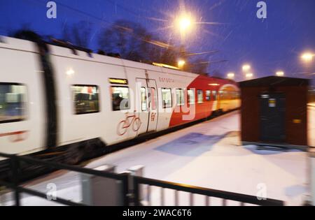 Clima stagionale, clima freddo e nevoso durante una tempesta invernale il mercoledì nella contea di Östergötland, Svezia. Nella foto: Treno pendolare da Östgötatrafiken, stazione centrale di Motala, Motala, Svezia. Foto Stock