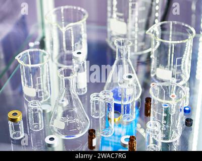 Capsule, flaconi, vaschette e matracci da laboratorio in vetro Foto Stock