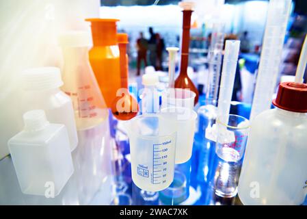 Capsule, flaconi, vaschette e matracci da laboratorio in vetro e plastica Foto Stock