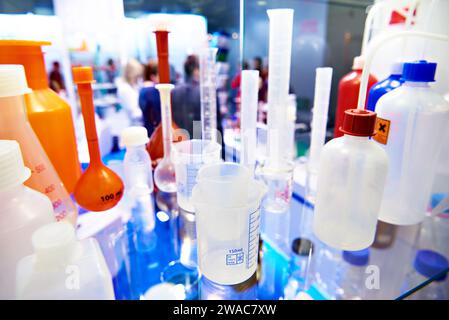 Capsule, flaconi, vaschette e matracci da laboratorio in vetro e plastica Foto Stock
