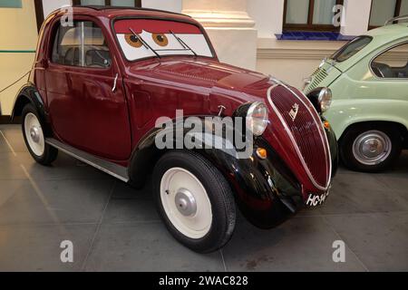 Fiat 500 Topolino dal 1936 al museo dell'automobile di Málaga, Spagna. Foto Stock