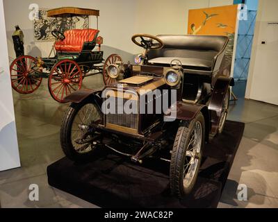 Una Minerva del 1904 e una vincitrice del 1898 al Museo dell'Automobile di Málaga, in Spagna. Foto Stock