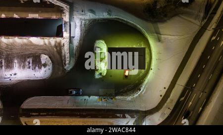 Fotografia con droni di una piccola stazione di servizio in piena notte invernale senza nuvole Foto Stock