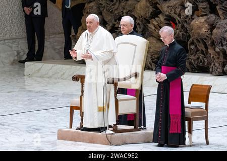 Vaticano, Vaticano. 3 gennaio 2024. Papa Francesco conduce il suo tradizionale mercoledì udienza generale nella sala delle udienze di Paolo vi nella città del Vaticano. Credito: SOPA Images Limited/Alamy Live News Foto Stock