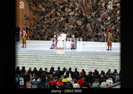 Vaticano, Vaticano. 3 gennaio 2024. Papa Francesco conduce il suo tradizionale mercoledì udienza generale nella sala delle udienze di Paolo vi nella città del Vaticano. (Foto di Stefano Costantino/SOPA Images/Sipa USA) credito: SIPA USA/Alamy Live News Foto Stock