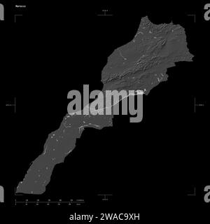 Forma di una mappa di elevazione bilivello con laghi e fiumi del Marocco, con scala di distanza e coordinate di confine della mappa, isolati su nero Foto Stock