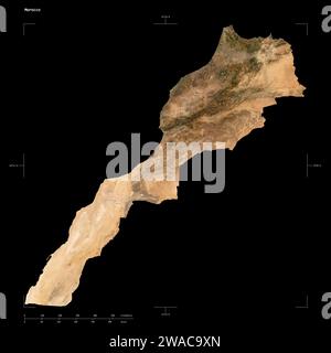 Forma di una mappa satellitare a bassa risoluzione del Marocco, con scala di distanza e coordinate di confine della mappa, isolata sul nero Foto Stock