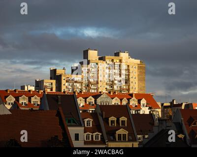 Condomini illuminati dalla luce del sole a Zgorzelec Polonia. Edifici a torre in un quartiere residenziale. Architettura socialista nell'Europa orientale. Foto Stock