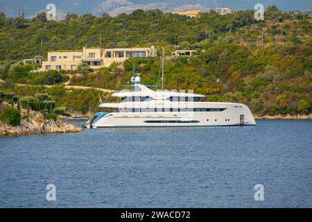 Mega yacht di lusso ormeggiato in una villa esclusiva sull'isola greca di Meganisi Foto Stock
