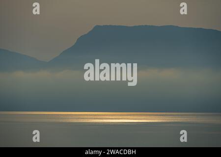 Alba che si apre dietro le montagne della Grecia continentale dall'isola di Meganisi nel mar Ionio Foto Stock