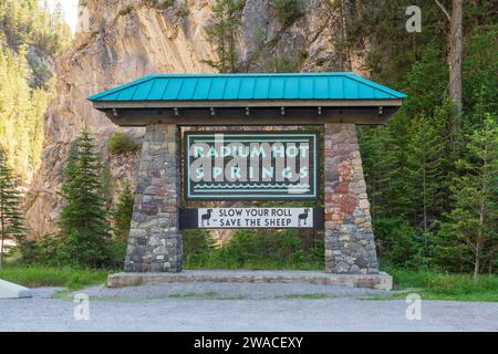 Radium Hot Springs, British Columbia Canada - 11 giugno 2023: Cartello di benvenuto Radium Hot Springs Foto Stock