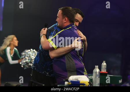 Alexandra Palace, Londra, Regno Unito. 3 gennaio 2024. 2023/24 PDC Paddy Power World Darts Championships giorno 16, finale; Luke Humphries saluta Luke Littler credito: Action Plus Sports/Alamy Live News Foto Stock