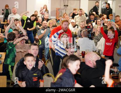 I membri del club locale di Luke Littler, la St Helen's Darts Academy, lo guardano giocare contro Luke Humphries nella finale del World Darts Championship. Il sedicenne è il giocatore più giovane di sempre a raggiungere il decisivo in un viaggio memorabile all'Alexandra Palace, ma dovrà affrontare il test più duro di sempre contro il nuovo numero uno del mondo mentre tenta di diventare il più giovane vincitore di sempre. Data foto: Mercoledì 3 gennaio 2024. Foto Stock