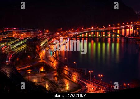 Notte inondata inverno senza neve fiume Labe con cielo nuvoloso a Usti nad Labem CZ 12 26 2023 Foto Stock