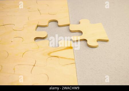 Finalizzare il caso. Il puzzle di legno mancante Foto Stock