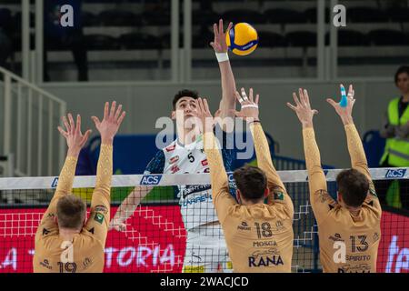 Trento, Italia. 3 gennaio 2024. Attack of Alessandro Michieletto - Itas Trentino during Itas Trentino vs Rana Verona, Italian Volleyball Men Cup Match a Trento, Italia, 03 gennaio 2024 Credit: Independent Photo Agency/Alamy Live News Foto Stock