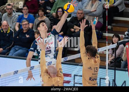 Trento, Italia. 3 gennaio 2024. Attack of Alessandro Michieletto - Itas Trentino during Itas Trentino vs Rana Verona, Italian Volleyball Men Cup Match a Trento, Italia, 03 gennaio 2024 Credit: Independent Photo Agency/Alamy Live News Foto Stock