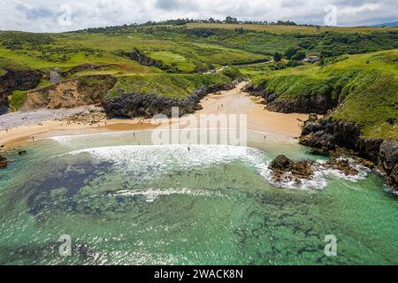 Vista aerea di Playa de Fuentes vicino a San Vicente de la Barquera nel Nord Spagna, Europa Foto Stock