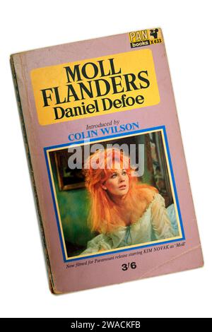 Moll Flanders di Daniel Defoe. Copertina del libro su sfondo bianco. Configurazione studio. Dicembre 2023 Foto Stock