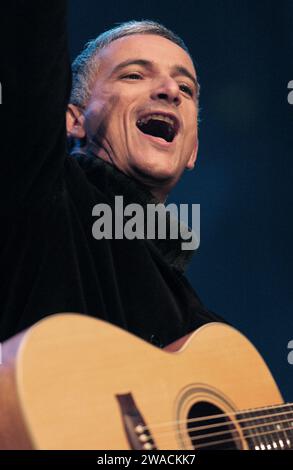 Milano Italia 2004-11-09 : Bungaro, cantante italiana, durante lo spettacolo di radio Italia 'oltre ogni muro' in Piazza Duomo Foto Stock