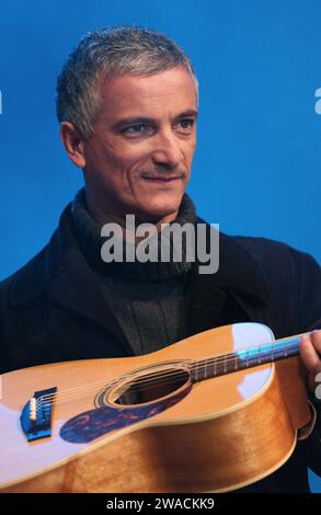 Milano Italia 2004-11-09 : Bungaro, cantante italiana, durante lo spettacolo di radio Italia 'oltre ogni muro' in Piazza Duomo Foto Stock