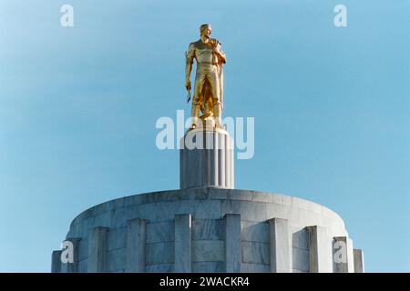 Foto sgranata della statua del pioniere sul tetto dell'edificio del Campidoglio dello stato dell'Oregon. Girato su pellicola nel maggio 1992. L'edificio del campidoglio fu completato nel 1938. Foto Stock