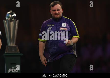 Alexandra Palace, Londra, Regno Unito. 3 gennaio 2024. 2023/24 PDC Paddy Power World Darts Championships giorno 16, finale; Luke Littler festeggia dopo aver vinto il sesto set contro Luke Humphries per 4-2 crediti: Action Plus Sports/Alamy Live News Foto Stock