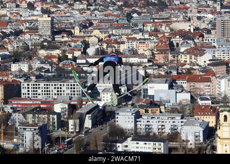 Innsbruck, Österreich, 03.Januar 2024: 72.internationale Vierschanzentournee, Skispringen, Herren, Weltcup, Innsbruck, Bergisel, 4hills, Bergiselschanze, Bergiselspringen OESTVOLD Benjamin (NOR) Flug, Flugfoto, sprung, Flug über die Dächer, Blick von hinten Foto Stock