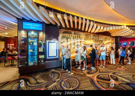 Planet Hollywood Hotel, gente in fila per entrare nel nuovo Gordon Ramsey Restaurant Las Vegas, Nevada, USA Foto Stock