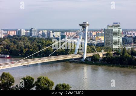 BRATISLAVA, SLOVACCHIA - 6 SETTEMBRE 2014: Famoso ponte nuovo (Novy Most) sul Danubio a Bratislava, Slovacchia. Foto Stock