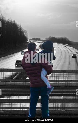 Padre e figlia escono a piedi Foto Stock