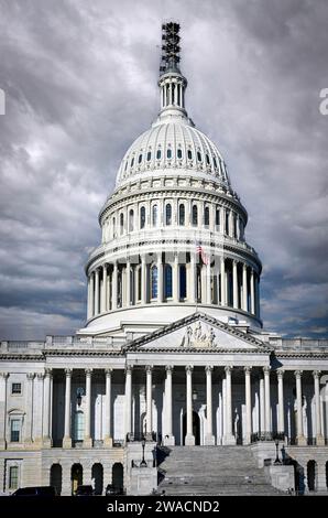 In stile neoclassico, il Campidoglio degli Stati Uniti ospita gli affari federali per il Senato e il Congresso ed è una popolare destinazione turistica a Washington DC Foto Stock