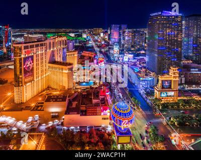 Veduta aerea di notte della Strip illuminata di Las Vegas, con i suoi vivaci colori al neon Las Vegas, Nevada, Stati Uniti Foto Stock