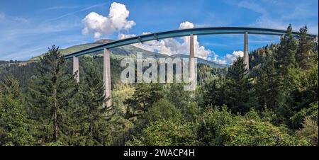 L'iconico ponte europeo della famosa autostrada del Brennero che attraversa le alpi e conduce in Italia, situato in Austria Foto Stock